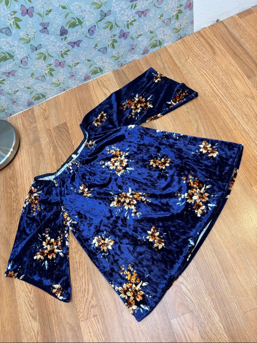 Vintage Y2K American City Wear navy crushed velvet floral peasant top. Size L.